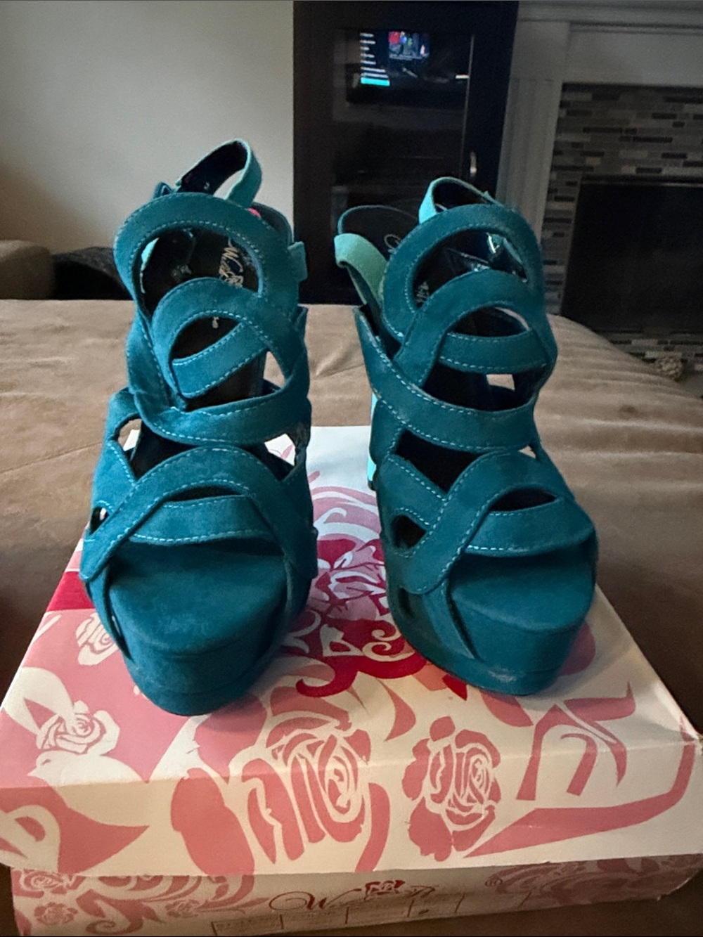 Wild Rose Teal Velvet Heels Blue and Teal Velvet
Size 9 Never Worn